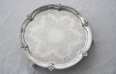 画像1: アンティークシルバー、アンティーク銀器、シルバープレート製 ヴィクトリア時代後期 見事なスクロールの手彫り彫刻 22cm ミニサルヴァ (1)