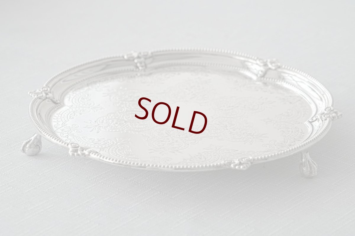 画像4: アンティークシルバー、アンティーク銀器、シルバープレート製 ヴィクトリア時代後期 見事なスクロールの手彫り彫刻 22cm ミニサルヴァ (4)