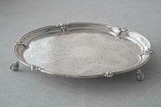 画像4: アンティークシルバー、アンティーク銀器、シルバープレート製 ヴィクトリア時代後期 見事なスクロールの手彫り彫刻 22cm ミニサルヴァ (4)