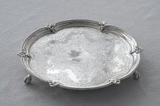 画像3: アンティークシルバー、アンティーク銀器、シルバープレート製 ヴィクトリア時代後期 見事なスクロールの手彫り彫刻 22cm ミニサルヴァ (3)