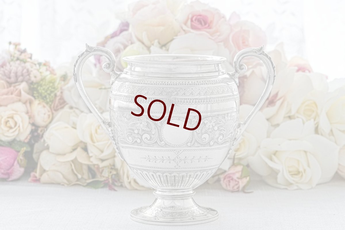 画像8: アンティークシルバー、アンティーク銀器、シルバープレート製  ヴィクトリア時代後期 花とスクロールの手彫り彫刻　ティー３点セット (8)