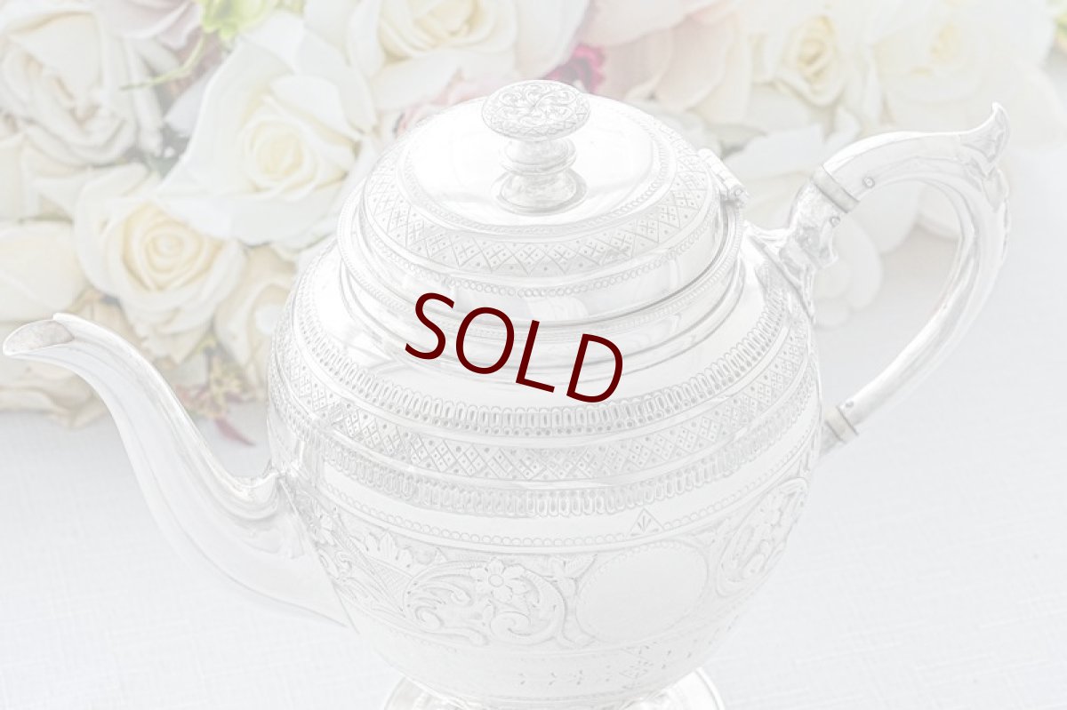 画像7: アンティークシルバー、アンティーク銀器、シルバープレート製  ヴィクトリア時代後期 花とスクロールの手彫り彫刻　ティー３点セット (7)