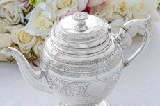 画像7: アンティークシルバー、アンティーク銀器、シルバープレート製  ヴィクトリア時代後期 花とスクロールの手彫り彫刻　ティー３点セット (7)