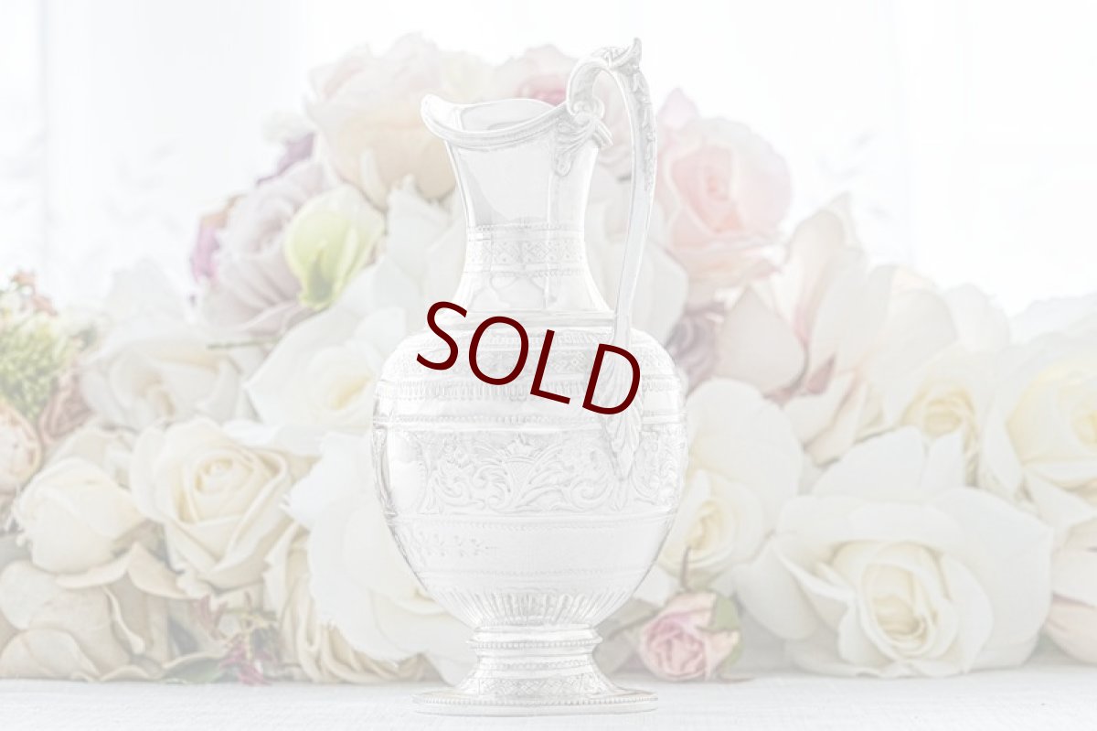 画像10: アンティークシルバー、アンティーク銀器、シルバープレート製  ヴィクトリア時代後期 花とスクロールの手彫り彫刻　ティー３点セット (10)