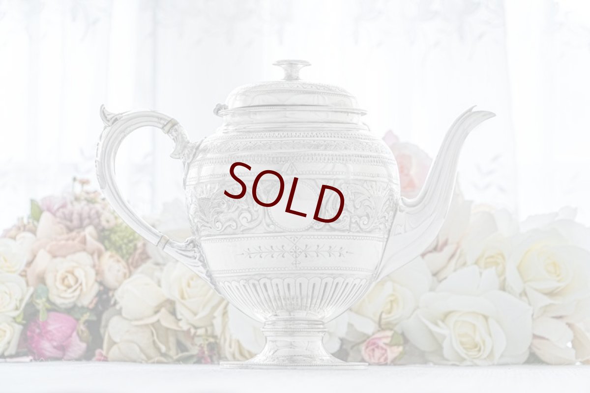 画像6: アンティークシルバー、アンティーク銀器、シルバープレート製  ヴィクトリア時代後期 花とスクロールの手彫り彫刻　ティー３点セット (6)