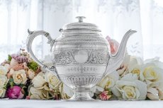 画像6: アンティークシルバー、アンティーク銀器、シルバープレート製  ヴィクトリア時代後期 花とスクロールの手彫り彫刻　ティー３点セット (6)