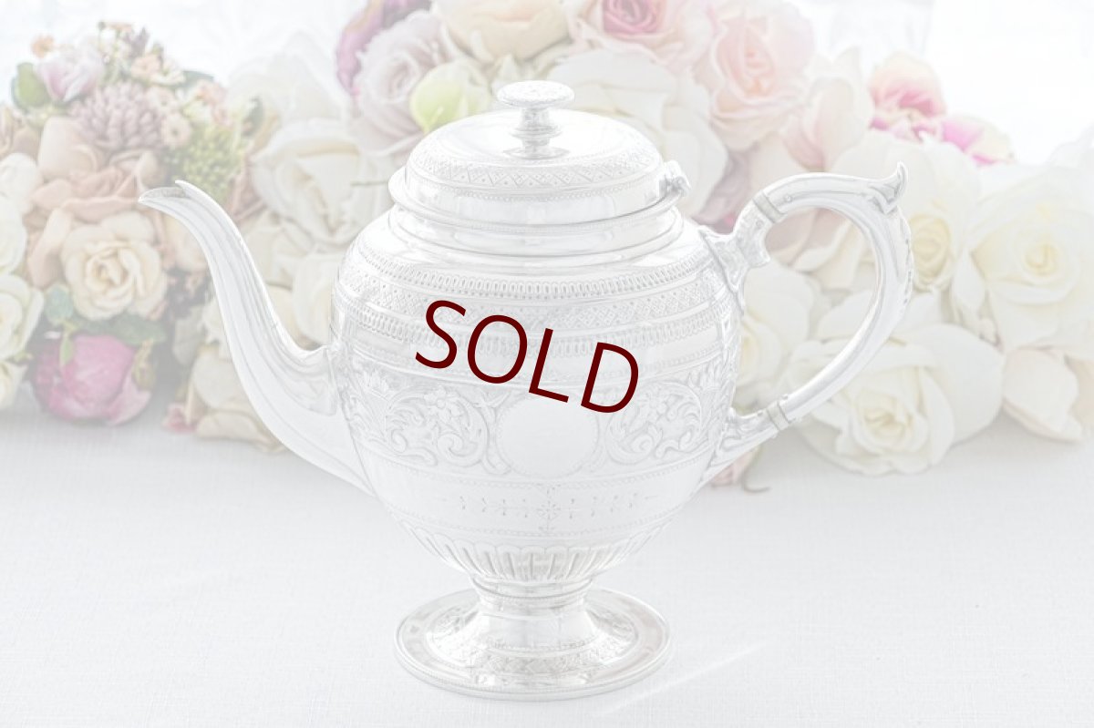 画像4: アンティークシルバー、アンティーク銀器、シルバープレート製  ヴィクトリア時代後期 花とスクロールの手彫り彫刻　ティー３点セット (4)