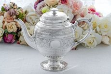 画像4: アンティークシルバー、アンティーク銀器、シルバープレート製  ヴィクトリア時代後期 花とスクロールの手彫り彫刻　ティー３点セット (4)