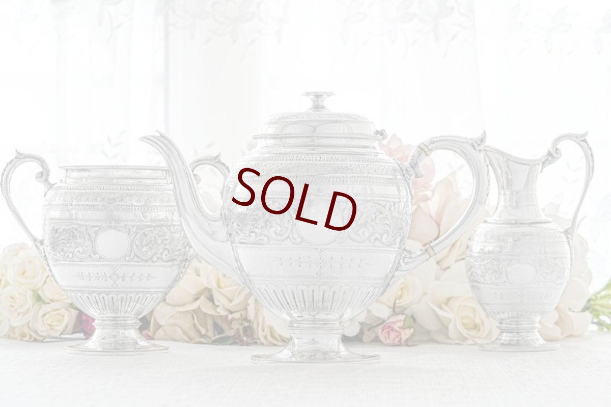 画像2: アンティークシルバー、アンティーク銀器、シルバープレート製  ヴィクトリア時代後期 花とスクロールの手彫り彫刻　ティー３点セット (2)