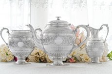 画像2: アンティークシルバー、アンティーク銀器、シルバープレート製  ヴィクトリア時代後期 花とスクロールの手彫り彫刻　ティー３点セット (2)