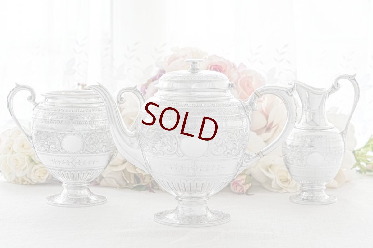 画像1: アンティークシルバー、アンティーク銀器、シルバープレート製  ヴィクトリア時代後期 花とスクロールの手彫り彫刻　ティー３点セット (1)