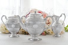 画像1: アンティークシルバー、アンティーク銀器、シルバープレート製  ヴィクトリア時代後期 花とスクロールの手彫り彫刻　ティー３点セット (1)