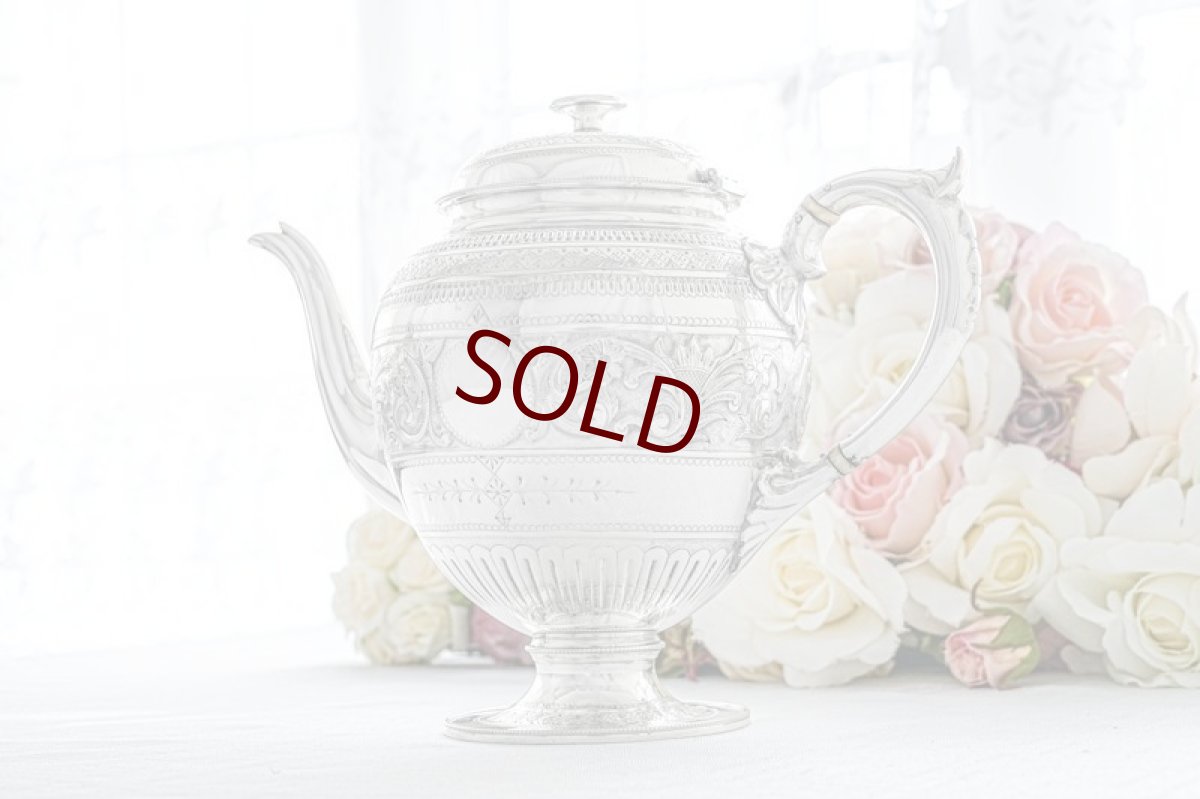 画像5: アンティークシルバー、アンティーク銀器、シルバープレート製  ヴィクトリア時代後期 花とスクロールの手彫り彫刻　ティー３点セット (5)