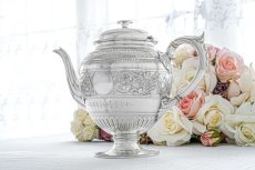 画像5: アンティークシルバー、アンティーク銀器、シルバープレート製  ヴィクトリア時代後期 花とスクロールの手彫り彫刻　ティー３点セット (5)