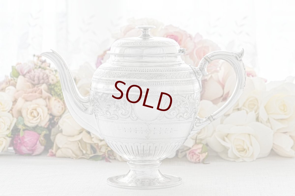 画像3: アンティークシルバー、アンティーク銀器、シルバープレート製  ヴィクトリア時代後期 花とスクロールの手彫り彫刻　ティー３点セット (3)