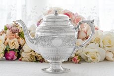 画像3: アンティークシルバー、アンティーク銀器、シルバープレート製  ヴィクトリア時代後期 花とスクロールの手彫り彫刻　ティー３点セット (3)