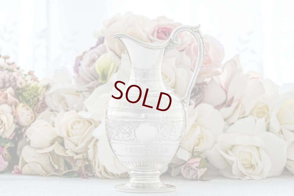 画像9: アンティークシルバー、アンティーク銀器、シルバープレート製  ヴィクトリア時代後期 花とスクロールの手彫り彫刻　ティー３点セット (9)