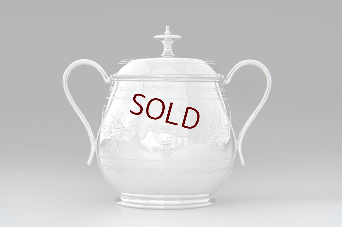 画像9: アンティークシルバー、アンティーク銀器、シルバープレート製　ハンドエングレービング　リボン、お花、葉模様のガーランドの可愛らしいバチェラーサイズ ティー3点セット (9)