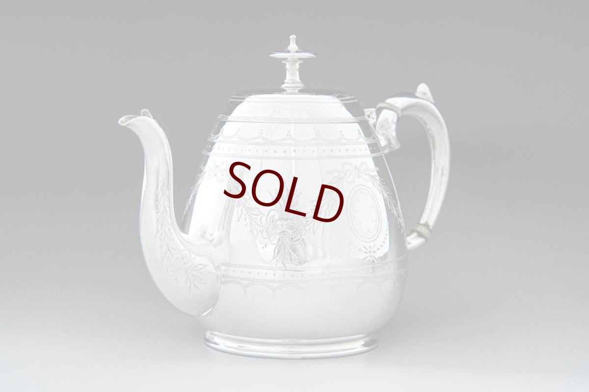 画像7: アンティークシルバー、アンティーク銀器、シルバープレート製　ハンドエングレービング　リボン、お花、葉模様のガーランドの可愛らしいバチェラーサイズ ティー3点セット (7)