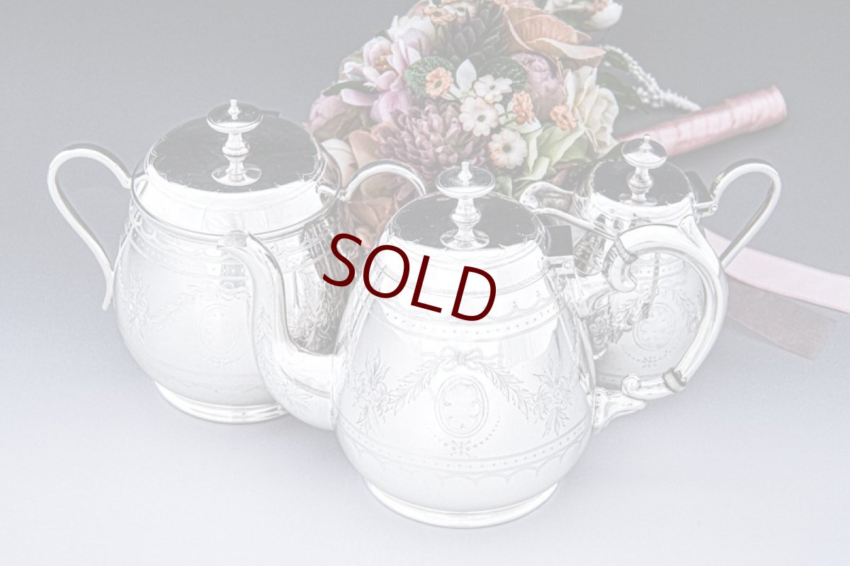 画像1: アンティークシルバー、アンティーク銀器、シルバープレート製　ハンドエングレービング　リボン、お花、葉模様のガーランドの可愛らしいバチェラーサイズ ティー3点セット (1)