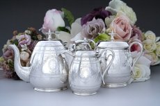 画像2: アンティークシルバー、アンティーク銀器、シルバープレート製　ハンドエングレービング　リボン、お花、葉模様のガーランドの可愛らしいバチェラーサイズ ティー3点セット (2)