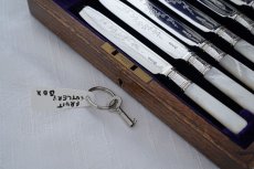 画像8: アンティークシルバー、アンティーク銀器、シルバープレート製 ヴィクトリア後期 白蝶貝ハンドル 可憐な花の手彫り彫刻 デザートカトラリー6組セット (8)