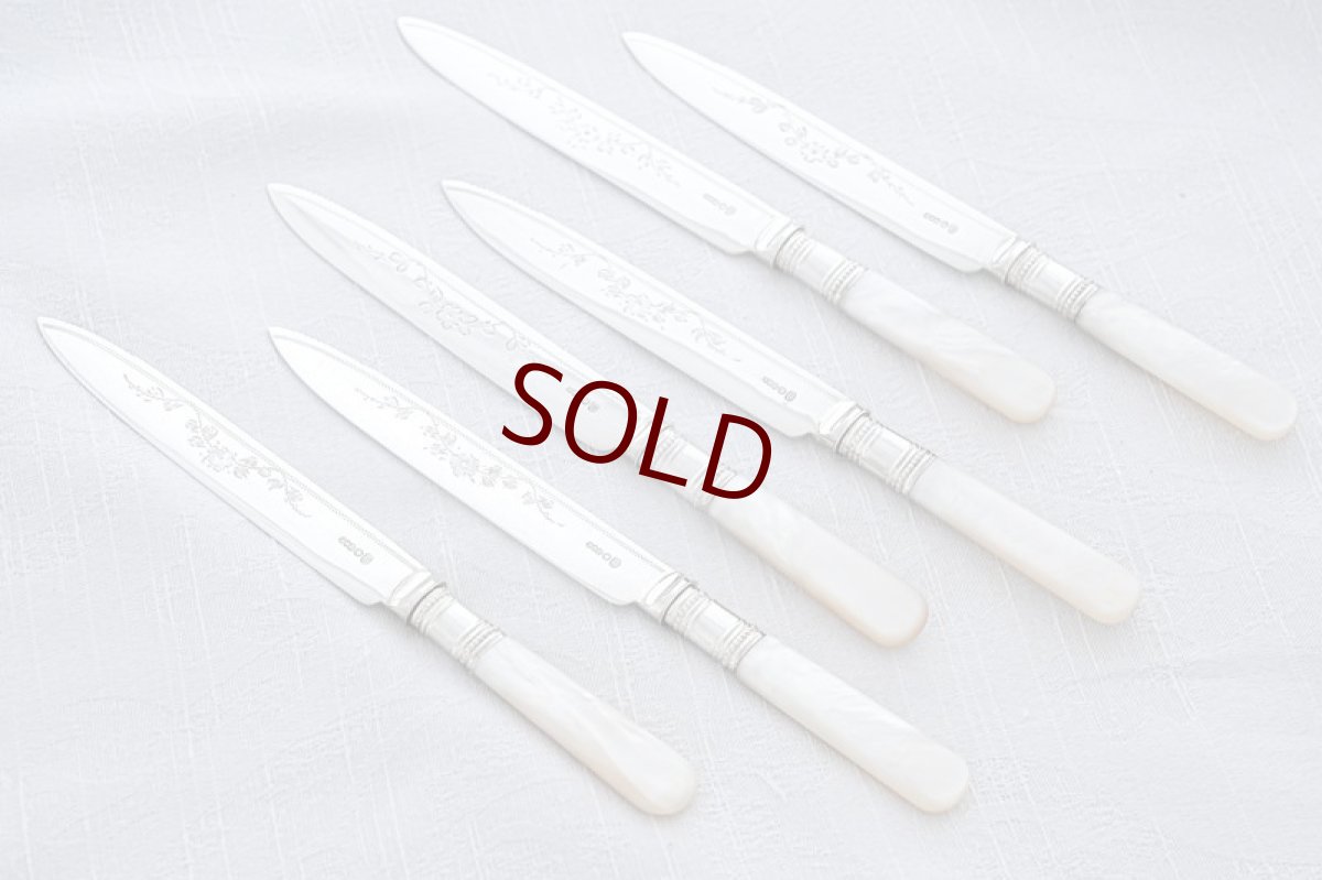 画像3: アンティークシルバー、アンティーク銀器、シルバープレート製 ヴィクトリア後期 白蝶貝ハンドル 可憐な花の手彫り彫刻 デザートカトラリー6組セット (3)