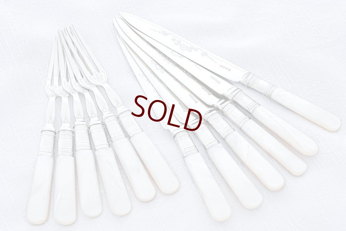 画像2: アンティークシルバー、アンティーク銀器、シルバープレート製 ヴィクトリア後期 白蝶貝ハンドル 可憐な花の手彫り彫刻 デザートカトラリー6組セット (2)