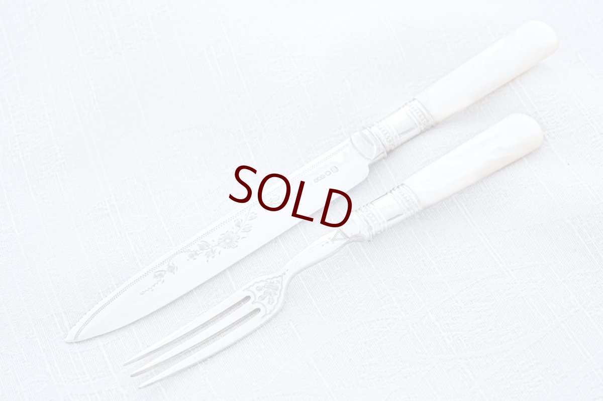 画像6: アンティークシルバー、アンティーク銀器、シルバープレート製 ヴィクトリア後期 白蝶貝ハンドル 可憐な花の手彫り彫刻 デザートカトラリー6組セット (6)