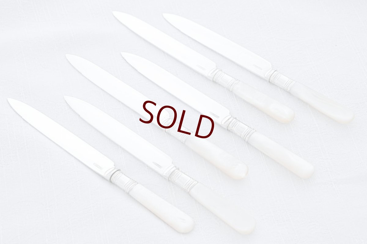 画像4: アンティークシルバー、アンティーク銀器、シルバープレート製 ヴィクトリア後期 白蝶貝ハンドル 可憐な花の手彫り彫刻 デザートカトラリー6組セット (4)