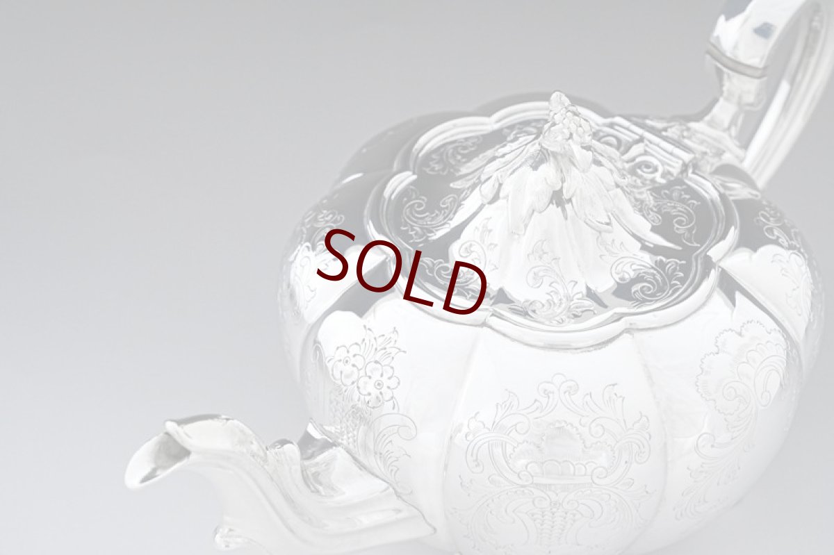 画像4: アンティークシルバー、アンティーク銀器、シルバープレート製、ヴィクトリア時代後期、メロンシェイプ お花の摘み、見事なスクロールの手彫り彫刻 ティーポット (4)