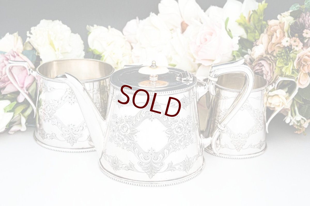 画像1: アンティークシルバー、アンティーク銀器、シルバープレート製　1900年前後　薔薇、お花、スクロールのエングレービング　ティー3点セット  (1)