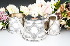 画像1: アンティークシルバー、アンティーク銀器、シルバープレート製　1900年前後　薔薇、お花、スクロールのエングレービング　ティー3点セット  (1)