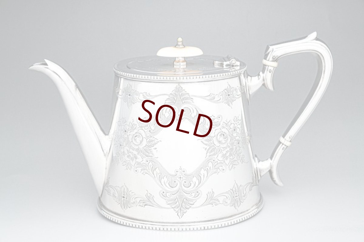 画像2: アンティークシルバー、アンティーク銀器、シルバープレート製　1900年前後　薔薇、お花、スクロールのエングレービング　ティー3点セット  (2)