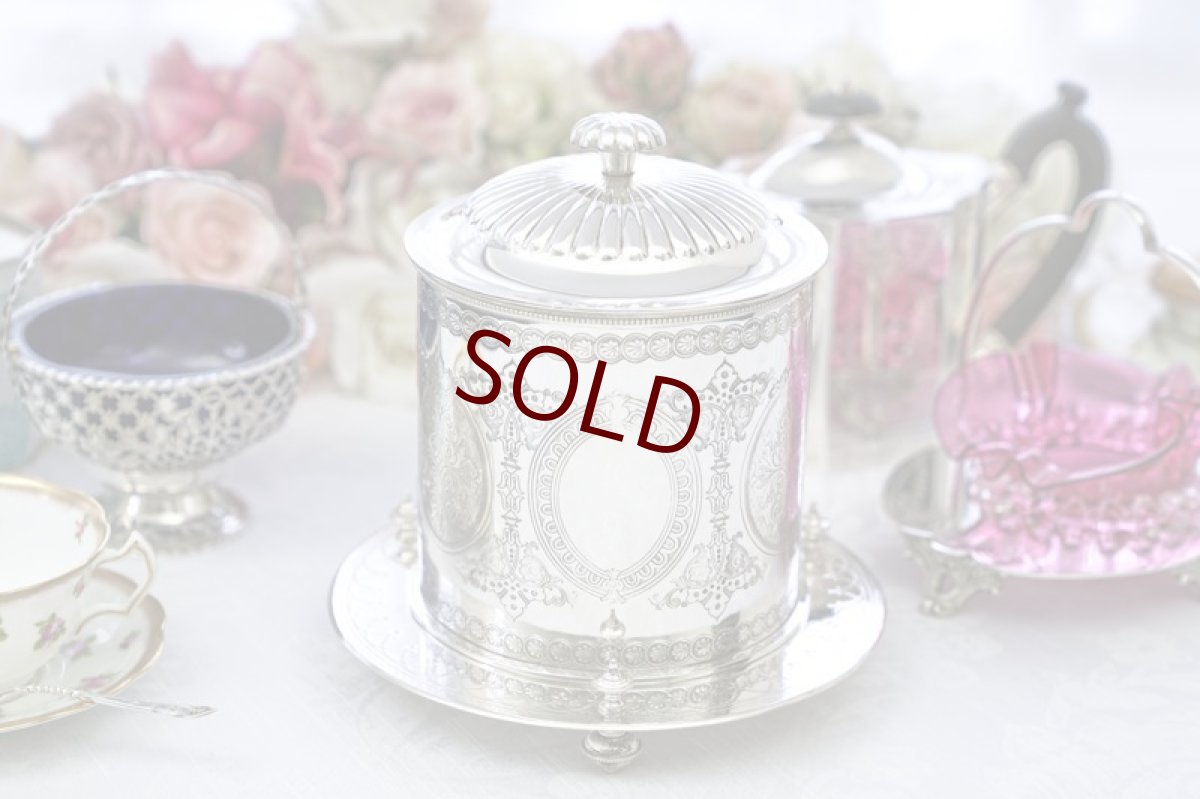 画像1: アンティークシルバー、アンティーク銀器、シルバープレート製　ヴィクトリア時代後期　ゴシック調　ビスケットボックス (1)