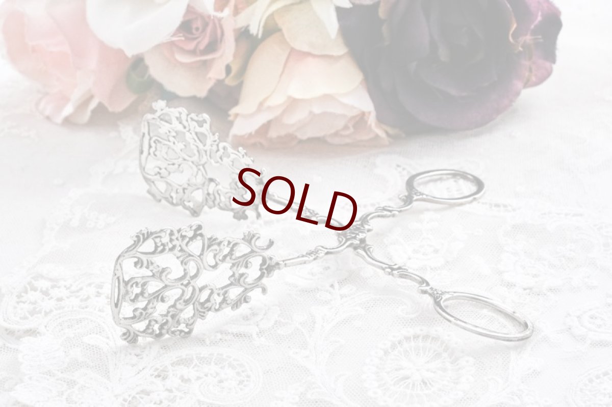 画像1: ヴィンテージ 純銀製(800-925) スウェーデン製 1952年 繊細な透かし細工 スクロールのケーキトング (1)