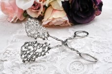 画像1: ヴィンテージ 純銀製(800-925) スウェーデン製 1952年 繊細な透かし細工 スクロールのケーキトング (1)