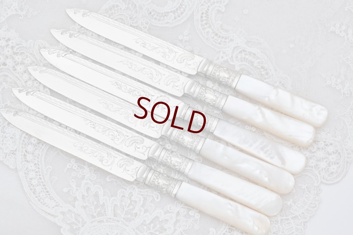 画像8: アンティークシルバー、アンティーク銀器、シルバープレート製 白蝶貝 スクロールと貝の彫刻 デザートカトラリー6組セット (8)