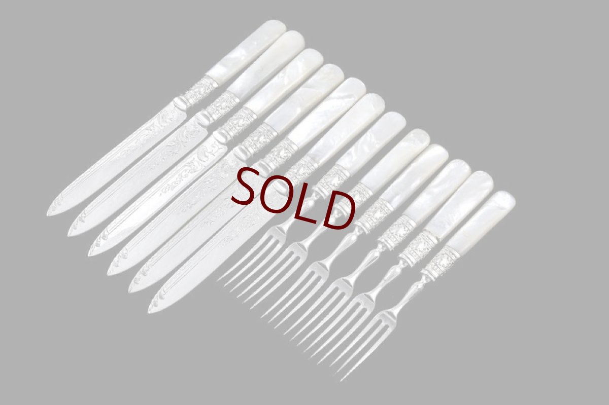 画像1: アンティークシルバー、アンティーク銀器、シルバープレート製 白蝶貝 スクロールと貝の彫刻 デザートカトラリー6組セット (1)