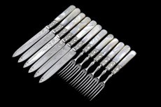 画像1: アンティークシルバー、アンティーク銀器、シルバープレート製 白蝶貝 スクロールと貝の彫刻 デザートカトラリー6組セット (1)