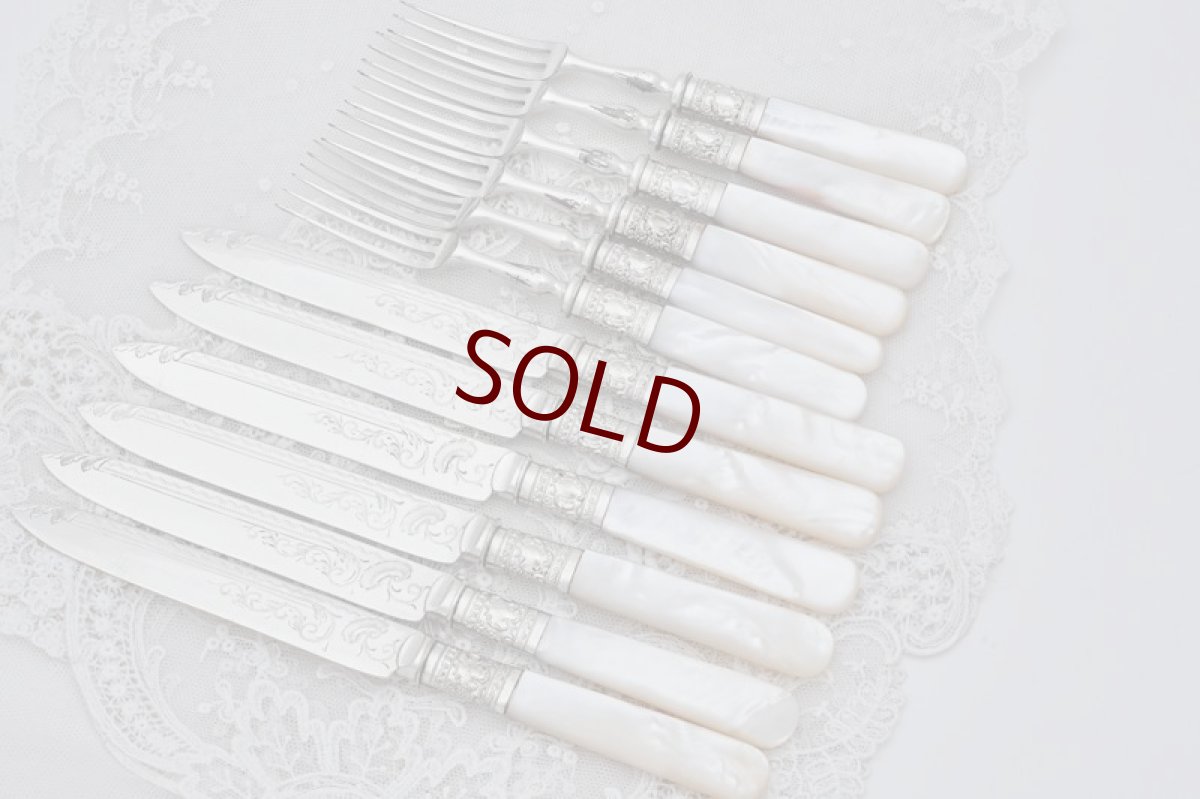 画像7: アンティークシルバー、アンティーク銀器、シルバープレート製 白蝶貝 スクロールと貝の彫刻 デザートカトラリー6組セット (7)