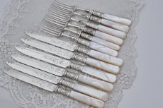 画像7: アンティークシルバー、アンティーク銀器、シルバープレート製 白蝶貝 スクロールと貝の彫刻 デザートカトラリー6組セット (7)