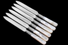 画像3: アンティークシルバー、アンティーク銀器、シルバープレート製 白蝶貝 スクロールと貝の彫刻 デザートカトラリー6組セット (3)