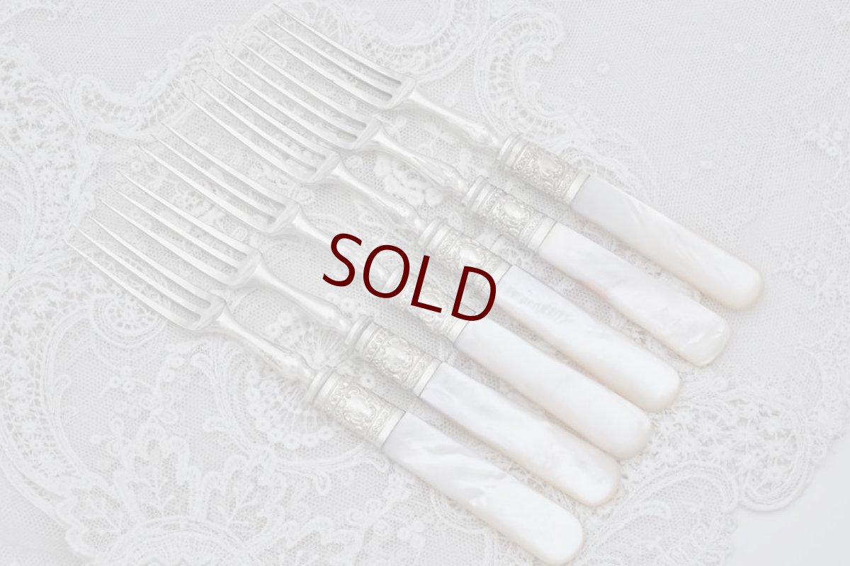 画像9: アンティークシルバー、アンティーク銀器、シルバープレート製 白蝶貝 スクロールと貝の彫刻 デザートカトラリー6組セット (9)