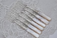 画像9: アンティークシルバー、アンティーク銀器、シルバープレート製 白蝶貝 スクロールと貝の彫刻 デザートカトラリー6組セット (9)