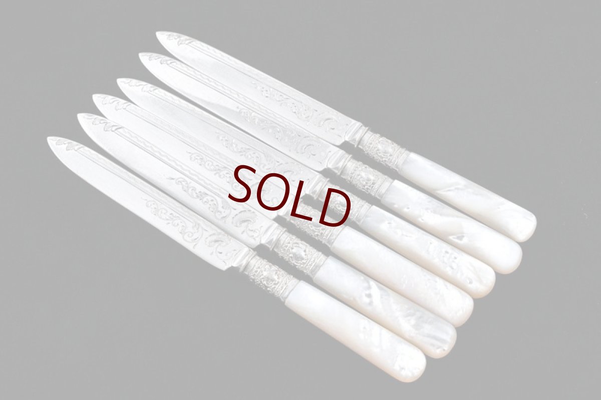 画像2: アンティークシルバー、アンティーク銀器、シルバープレート製 白蝶貝 スクロールと貝の彫刻 デザートカトラリー6組セット (2)