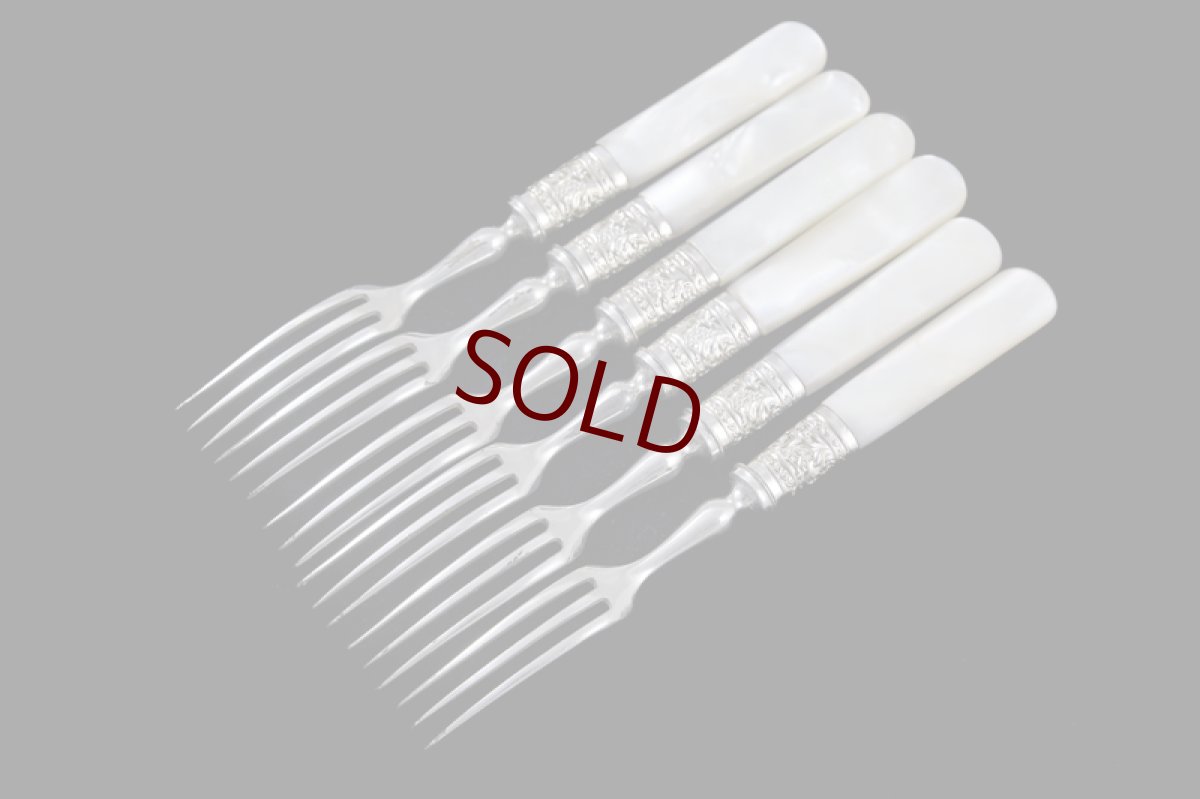 画像5: アンティークシルバー、アンティーク銀器、シルバープレート製 白蝶貝 スクロールと貝の彫刻 デザートカトラリー6組セット (5)