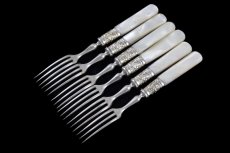 画像5: アンティークシルバー、アンティーク銀器、シルバープレート製 白蝶貝 スクロールと貝の彫刻 デザートカトラリー6組セット (5)