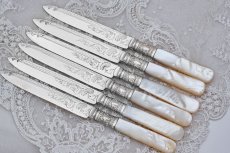 画像6: アンティークシルバー、アンティーク銀器、シルバープレート製 白蝶貝 スクロールと貝の彫刻 デザートカトラリー6組セット (6)