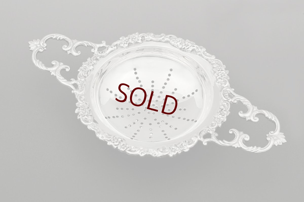 画像1: ヴィンテージシルバー、純銀製(925) 1962年 スタンド付き 小さな花やスクロール装飾が可憐なティーストレイナー (1)